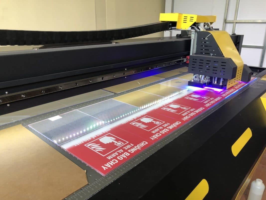 may-in-uv-tren-kinh-1067x800