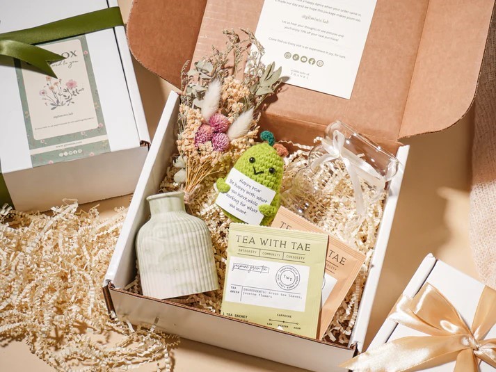 tra-va-hoa-kho-trong-hop-qua-trung-thu-xu-huong-qua-tang-tinh-te-banh-trung-thu-khach-san